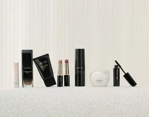 Produkte für Valentinstagsgeschenke nebeneinander auf weißer strukturierter Oberfläche und vor hellem Hintergrund